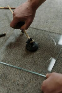 فني تركيب زجاج